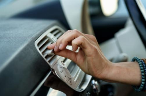 Compreender o papel do termostato de ar condicionado do carro em seu veículo
