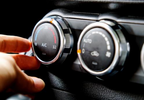 Os perigos de ignorar ruídos de batidas ou rangidos do ar condicionado do seu carro